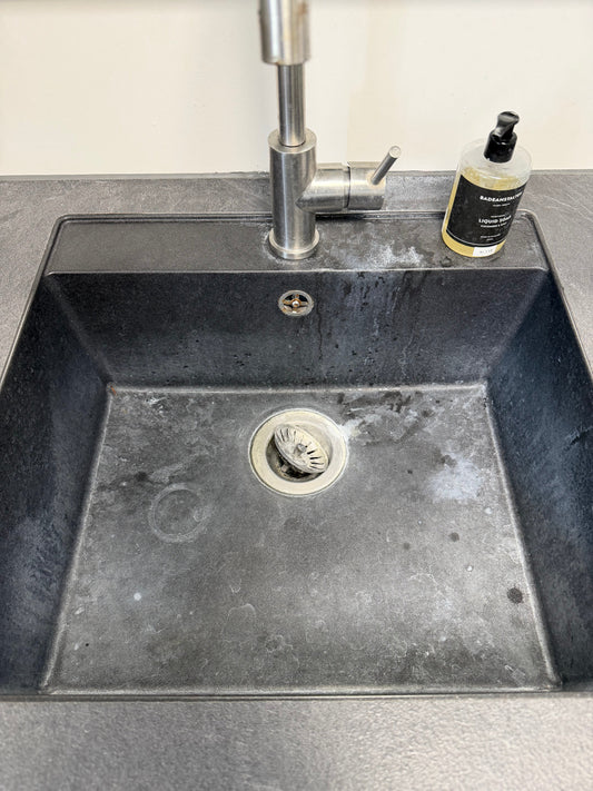 Sådan plejer du din sorte køkkenvask – og holder den skarp