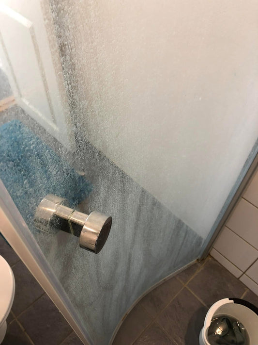 Sådan fjerner du kalk fra din glasvæg og brusekabine